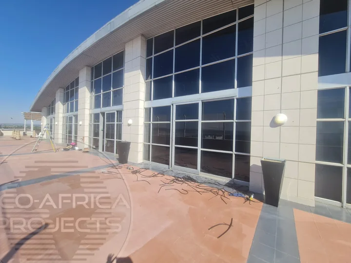 Commercial aluminium façade glazing